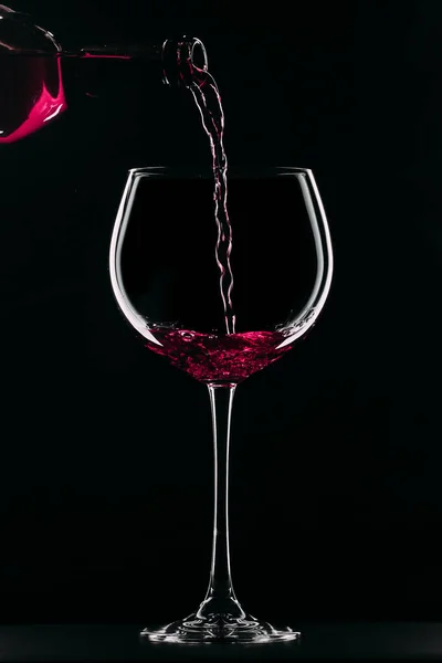 ボトルからローズワインが入ったグラス 黒を基調としたワイングラス — ストック写真