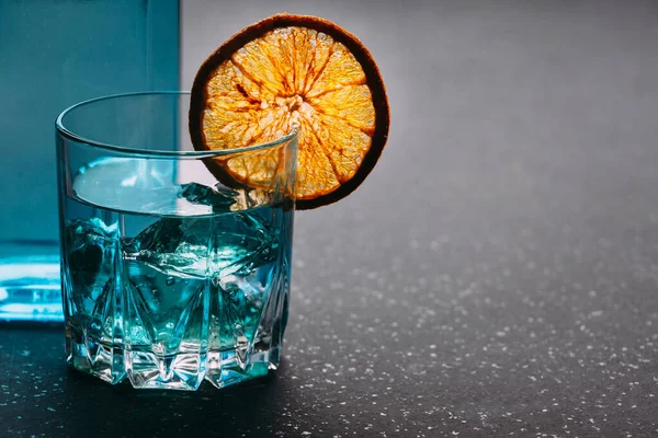 Gin Dans Verre Avec Orange Glace Sur Fond Noir Images De Stock Libres De Droits