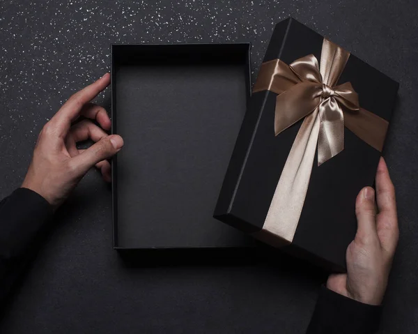 Χέρια Ενός Τύπου Μαύρο Πουκάμισο Κρατάνε Ένα Κουτί Δώρου Άνοιξε — Φωτογραφία Αρχείου