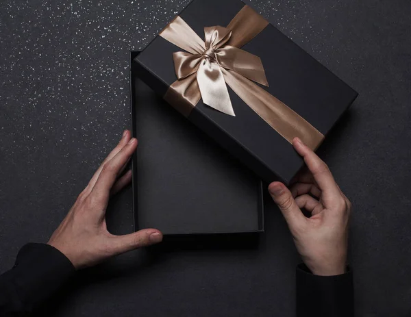 Las Manos Tipo Con Una Camisa Negra Sostienen Una Caja — Foto de Stock