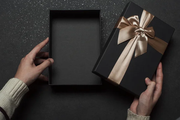 Χέρια Ένα Πουλόβερ Που Ανοίγει Ένα Μαύρο Κουτί Δώρου Ένα — Φωτογραφία Αρχείου