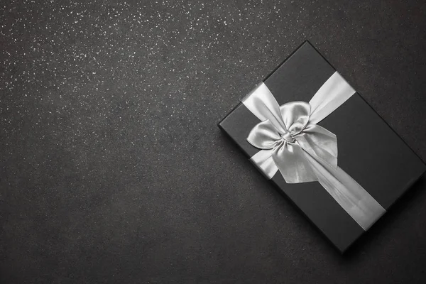 Schwarzer Geschenkkarton Mit Silberner Schleife Und Großer Schleife Auf Dunklem — Stockfoto