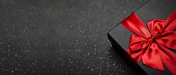 Schwarze Geschenkschachtel Mit Roter Schleife Und Großer Schleife Auf Dunklem — Stockfoto