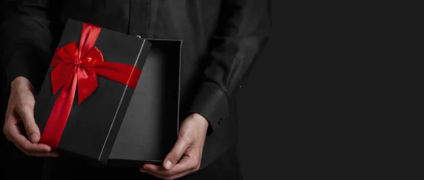 Ένας Τύπος Μαύρο Πουκάμισο Κρατάει Ένα Ανοιχτό Κουτί Δώρου Κόκκινο — Φωτογραφία Αρχείου