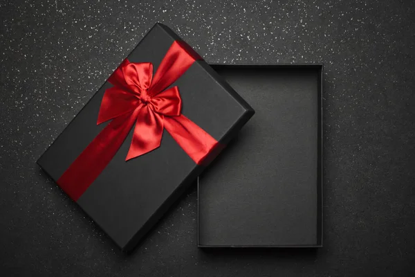 Offenes Geschenk Auf Schwarzem Hintergrund Geschenkkarton Mit Roter Schleife Platz — Stockfoto