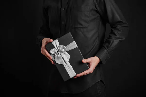 Een Man Een Zwart Shirt Heeft Een Cadeau Met Een — Stockfoto
