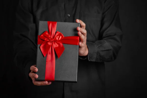 Ein Mann Schwarzen Hemd Hält Ein Geschenk Mit Einer Roten — Stockfoto