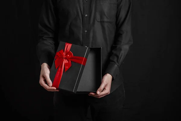 Tipo Con Una Camisa Negra Sobre Fondo Negro Sostiene Una — Foto de Stock