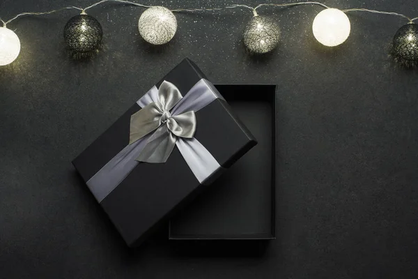 Geöffnete Schwarze Geschenkbox Mit Silbernem Band Geschenk Auf Schwarzer Granitoberfläche — Stockfoto
