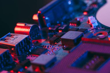 Neon ışıkta donanım teknolojisi konsepti. Anakart mavi-kırmızı ışıkta. Bilgisayar bileşeni. Koyu renk fotoğraf. Neon renkli. GPU işlemcisi. İşlemci