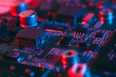 Neon ışıkta donanım teknolojisi konsepti. Anakart mavi-kırmızı ışıkta. Bilgisayar bileşeni. Koyu renk fotoğraf. Neon renkli. GPU işlemcisi. İşlemci