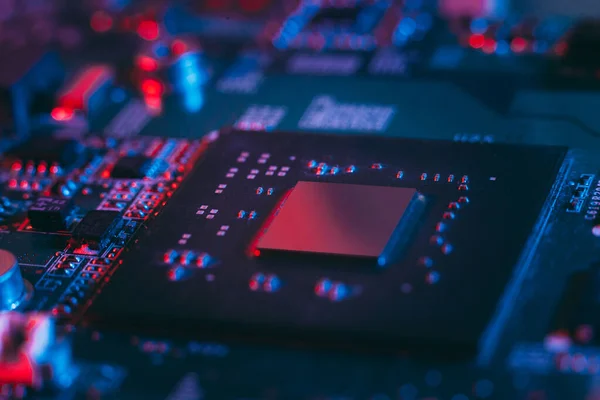 霓虹灯下的硬件技术概念 主板在蓝红灯下 计算机组件 暗照片 霓虹灯色 Gpu处理器 Cpu — 图库照片