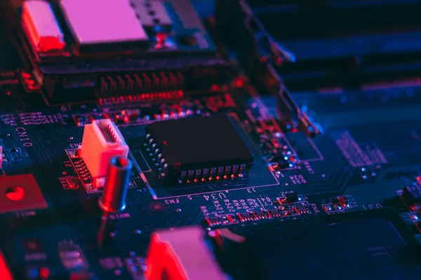하드웨어 기술의 개념은 라이트입니다 선홍색으로 모선이야 컴퓨터 Dark Photo Neon 스톡 이미지