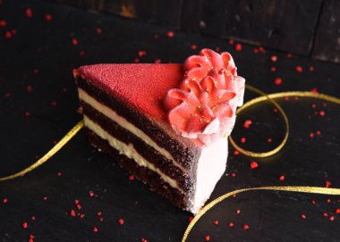 İki kırmızı çiçekli bir parça çikolatalı pasta.