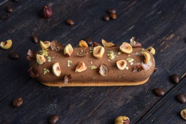 Koyu, ahşap bir arka planda fındıklı jöle.