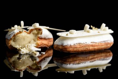 Siyah bir arkaplanda beyaz akışlı ekler.