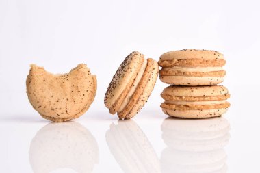 Beyaz arkaplanda badem kurabiyesi