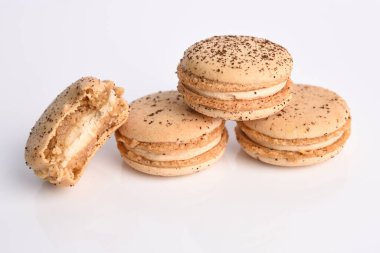 Beyaz arkaplanda badem kurabiyesi