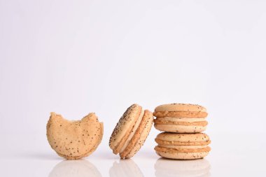 Beyaz arkaplanda badem kurabiyesi