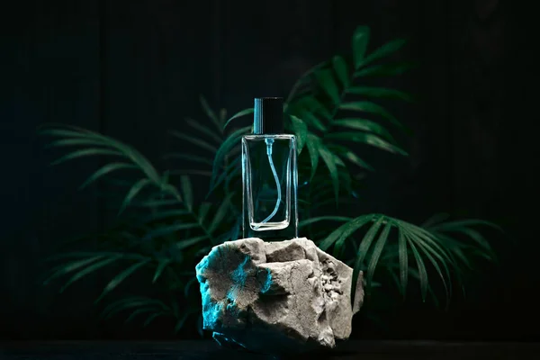 Flacon Parfum Verre Sur Une Pierre Sur Fond Noir Avec — Photo