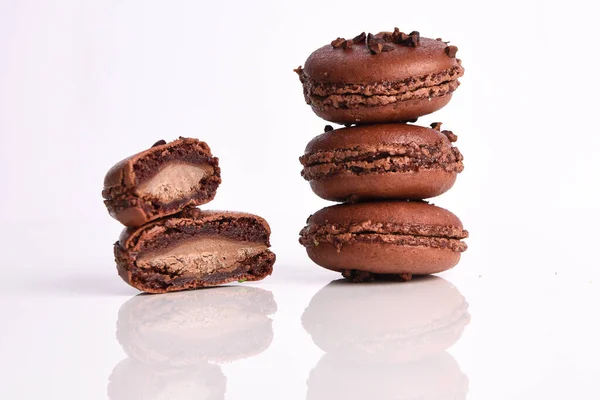 Macaron Brun Avec Remplissage Sur Fond Blanc — Photo