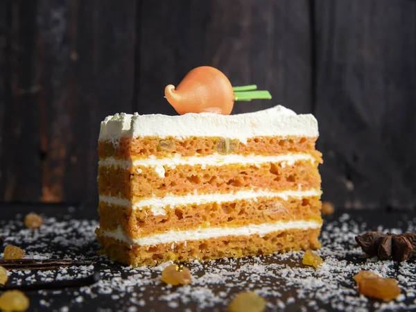 Gâteau Feuilleté Aux Carottes Avec Crème Carotte Sur Fond Noir Images De Stock Libres De Droits