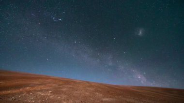 Samanyolu 'nun Atakama Çölü, Şili' de gece gökyüzünde zamanı.