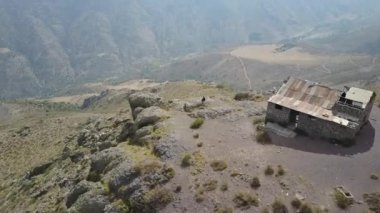 Santiago de Chile yakınlarındaki And Dağları 'ndaki terk edilmiş Alman Dağ Sığınağı' nın hava manzarası.