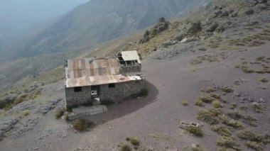Santiago de Chile yakınlarındaki And Dağları 'ndaki terk edilmiş Alman Dağ Sığınağı' nın hava manzarası.