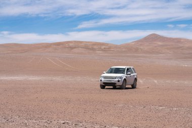 Kuru dağların ve Atacama Çölü 'ndeki kumtaşlarının arasındaki kurak manzara manzarası  