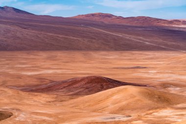 Kuru arazi manzarası, Atacama Çölü 'ndeki kuru dağlar ve kumtaşı.  