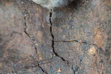 Bir Chondrite Meteoritinden oluşan füzyon kabuğunun makro fotoğrafı, Güneş Sistemi 'nin ilk evrelerinde asteroitler olarak uzayda oluşmuş bir kaya parçası. Bu göktaşı Atacama 'daki bir asteroitten düşmüş.