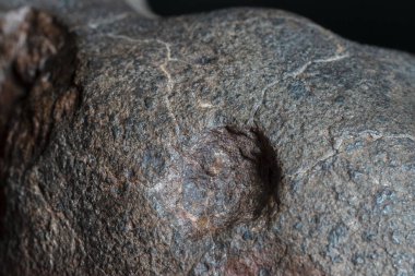 Bir Chondrite Meteoritinden oluşan füzyon kabuğunun makro fotoğrafı, Güneş Sistemi 'nin ilk evrelerinde asteroitler olarak uzayda oluşmuş bir kaya parçası. Bu göktaşı Atacama 'daki bir asteroitten düşmüş.