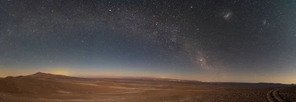 Niesamowity Widok Drogę Mleczną Nad Pustynią Atacama Rozległe Pola Piaszczyste — Zdjęcie stockowe