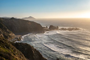 Pasifik Okyanusu 'nun önündeki vahşi manzaralı Topocalma inanılmaz plajı, Santiago de Chile, Şili  