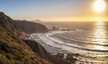 Pasifik Okyanusu 'nun önündeki vahşi manzaralı Topocalma inanılmaz plajı, Santiago de Chile, Şili  