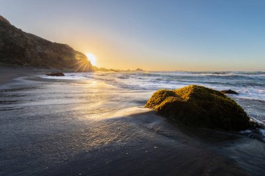 Pasifik Okyanusu 'nun önündeki vahşi manzaralı Topocalma inanılmaz plajı, Santiago de Chile, Şili  