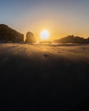 Pasifik Okyanusu 'nun önündeki vahşi manzaralı Topocalma inanılmaz plajı, Santiago de Chile, Şili  