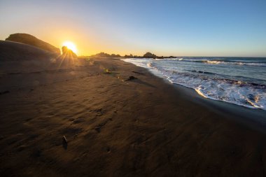 Pasifik Okyanusu 'nun önündeki vahşi manzaralı Topocalma inanılmaz plajı, Santiago de Chile, Şili  