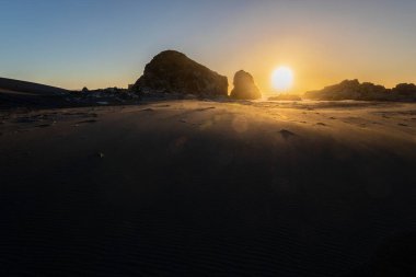 Pasifik Okyanusu 'nun önündeki vahşi manzaralı Topocalma inanılmaz plajı, Santiago de Chile, Şili  