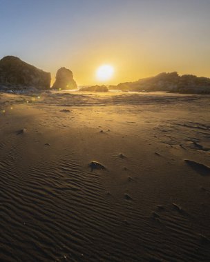 Pasifik Okyanusu 'nun önündeki vahşi manzaralı Topocalma inanılmaz plajı, Santiago de Chile, Şili  