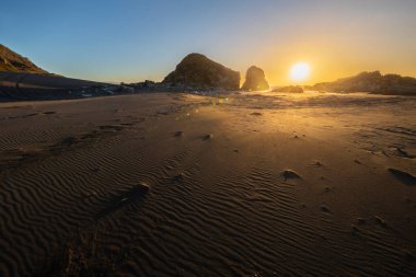 Pasifik Okyanusu 'nun önündeki vahşi manzaralı Topocalma inanılmaz plajı, Santiago de Chile, Şili  