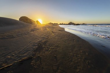 Pasifik Okyanusu 'nun önündeki vahşi manzaralı Topocalma inanılmaz plajı, Santiago de Chile, Şili  