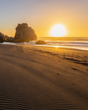 Pasifik Okyanusu 'nun önündeki vahşi manzaralı Topocalma inanılmaz plajı, Santiago de Chile, Şili  