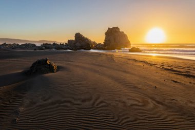 Pasifik Okyanusu 'nun önündeki vahşi manzaralı Topocalma inanılmaz plajı, Santiago de Chile, Şili  