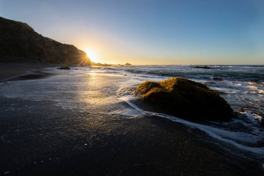 Pasifik Okyanusu 'nun önündeki vahşi manzaralı Topocalma inanılmaz plajı, Santiago de Chile, Şili  
