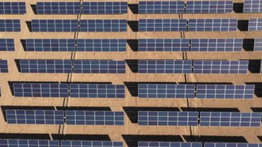 Sonsuz Atacama Çölü, Şili 'deki güneş enerjisi modüllerinin hava görüntüsü