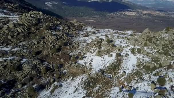 Luchtfoto Van Besneeuwde Bergen Van Madrid Winterochtend — Stockvideo