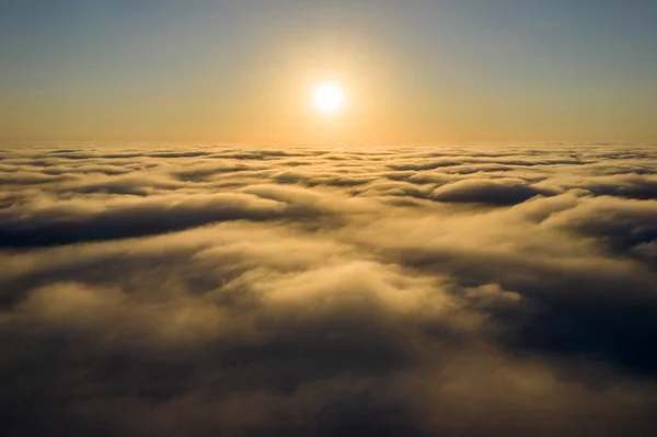 Vedere Aeriană Deasupra Norilor Pufoși Albi Răsăritul Soarelui — Fotografie, imagine de stoc