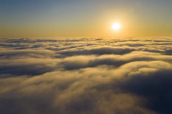 Vedere Aeriană Deasupra Norilor Pufoși Albi Răsăritul Soarelui — Fotografie, imagine de stoc